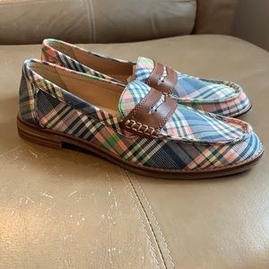 Plaid Sperry Pennyloafer with leather accents 7.5